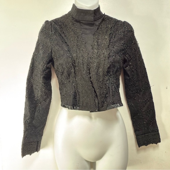 Elegant Black Embroidered Jacket - Picture 1 of 8